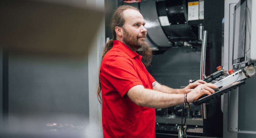 Teilefertigung und Qualitätskontrolle bei Heeg Konstruktion- und Maschinenbau GmbH in Aschaffenburg