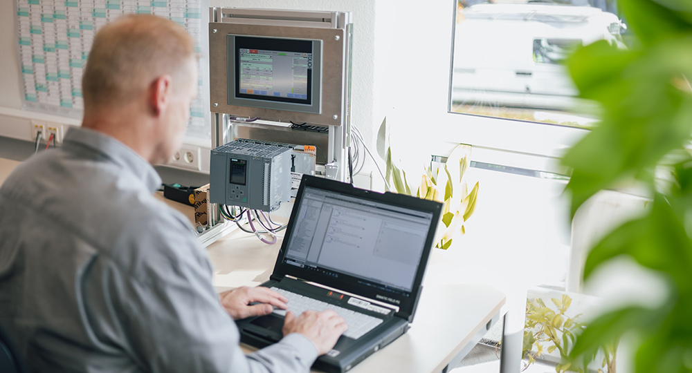 Programmierung und Inbetriebnahme bei Heeg Konstruktion- und Maschinenbau GmbH in Aschaffenburg