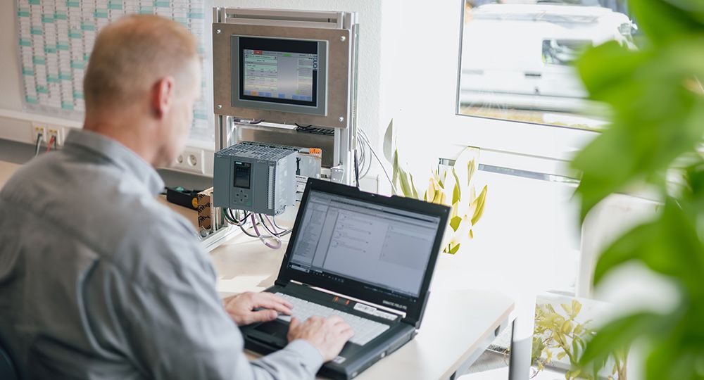 Programmierung und Inbetriebnahme bei Heeg Konstruktion- und Maschinenbau GmbH in Aschaffenburg